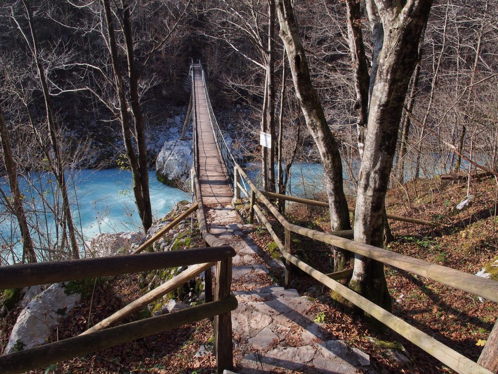 Uno dei tanti ponti sospesi sull'Isonzo, nei pressi di Kobarid.