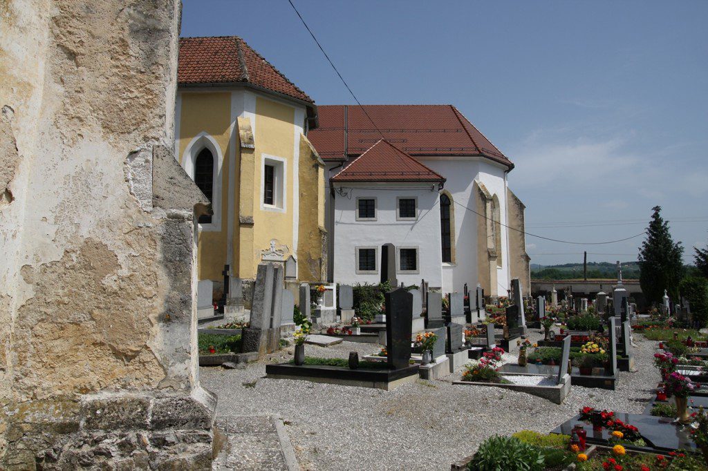 Tre chiese una accanto all'altra: Tri fare 4 Le tre chiese circondate dal cimitero