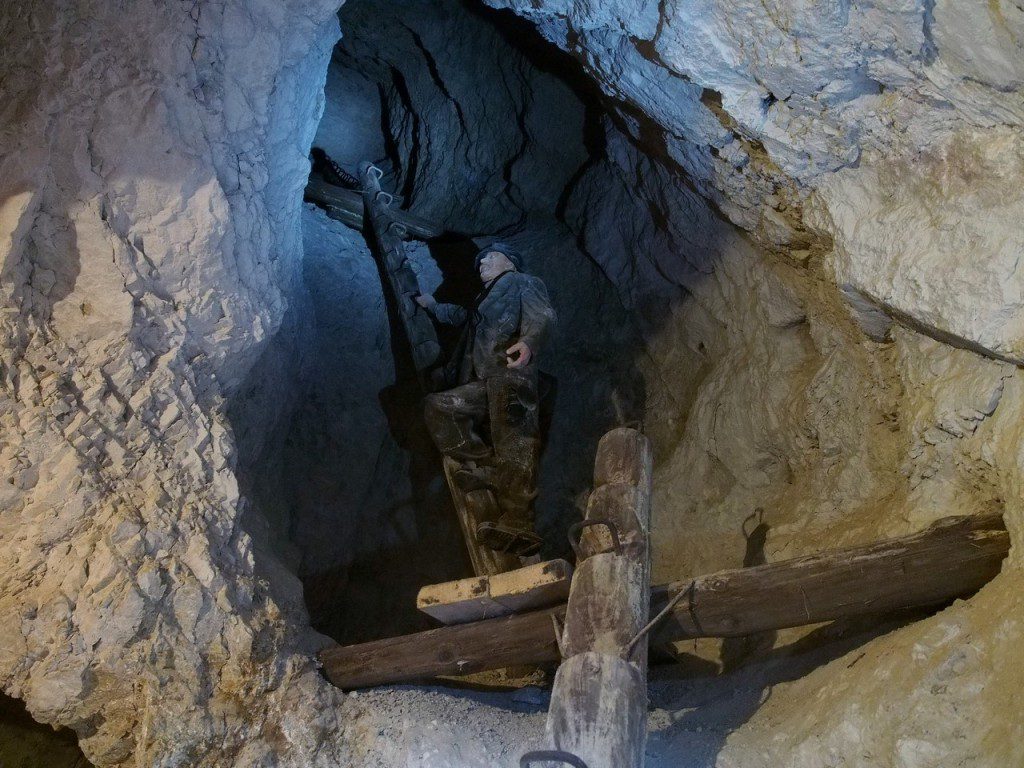 Podzemlje Pece: viaggio al centro della terra 8 Le rudimentali scale usate un tempo