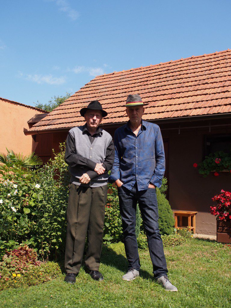 Affetti, radici e musica: la Prekmurska secondo Milan Kreslin 8 Vlado e Milan Kreslin nel giardino di casa
