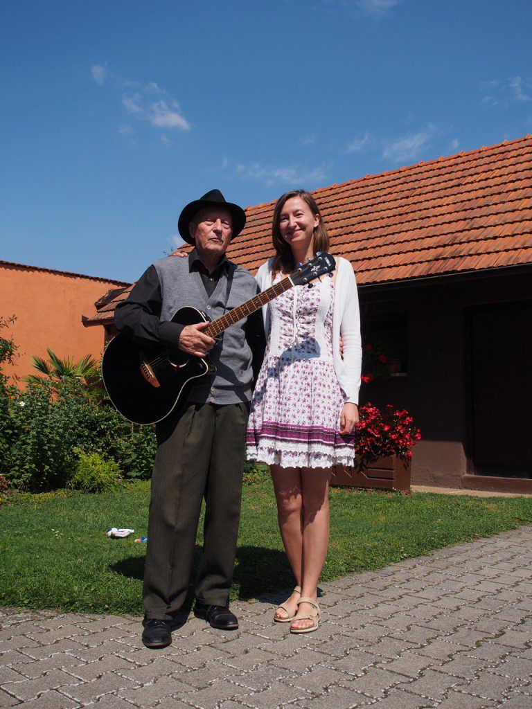 Affetti, radici e musica: la Prekmurska secondo Milan Kreslin 7 Milan Kreslin con la nostra Sara e l'inseparabile črna kitara