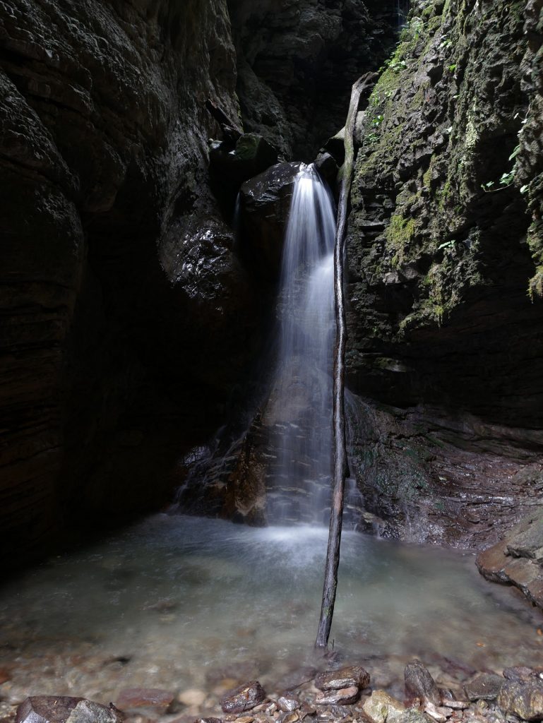 Koseška korita: cascate, gole e una chiesetta del '300 9 La gola Koseška korita con la cascata - Cascate della Koseška korita