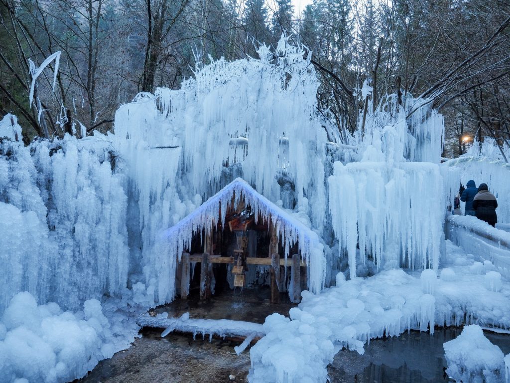 Cosa fare a Natale in Slovenia: attività ed eventi da non perdere 12 Ledeno kraljestvo: il regno dei ghiacci nella gola di Mlačca a Mojstrana.
Natale in Slovenia.