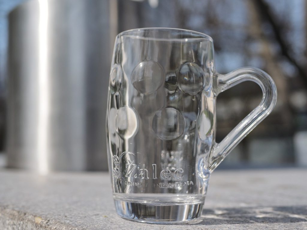 Fiumi di birra alla fontana Zeleno Zlato di Žalec 7 Il boccale disegnato da Oskar Kogoj