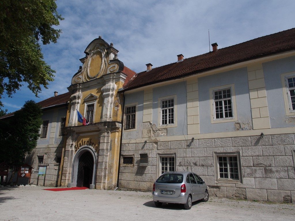 Dvorec Štatenberg: il palazzo estivo degli Attems 4 L'ingresso al dvorec Štatenberg
