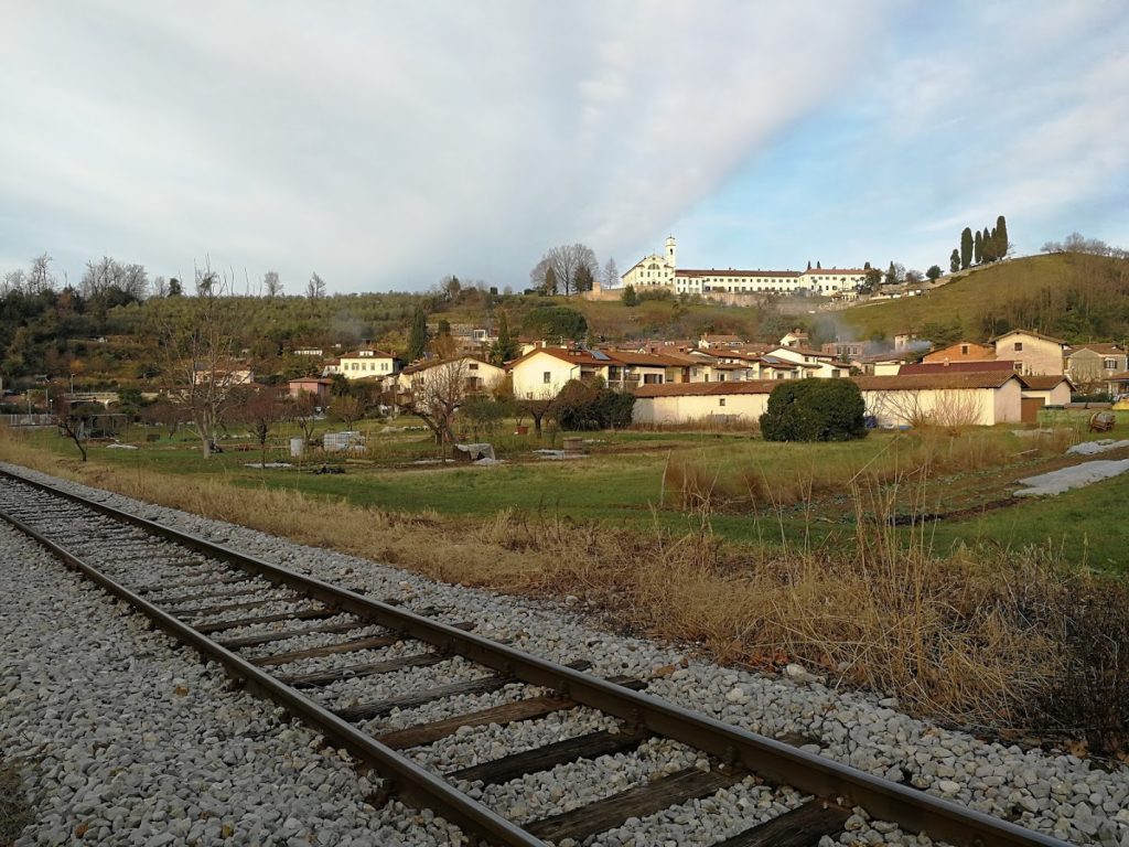 La più giovane ha 70 anni: buon compleanno, Nova Gorica! 9 il monastero di Kostanjevica oltre l'abitato di Rožna Dolina