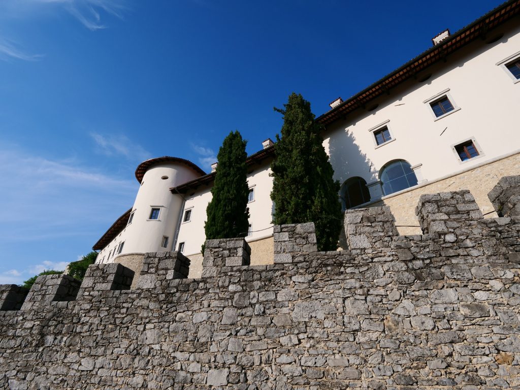 Coroncine di San Giovanni, la magia di Štanjel 4 Štanjel - il castello dietro le mura