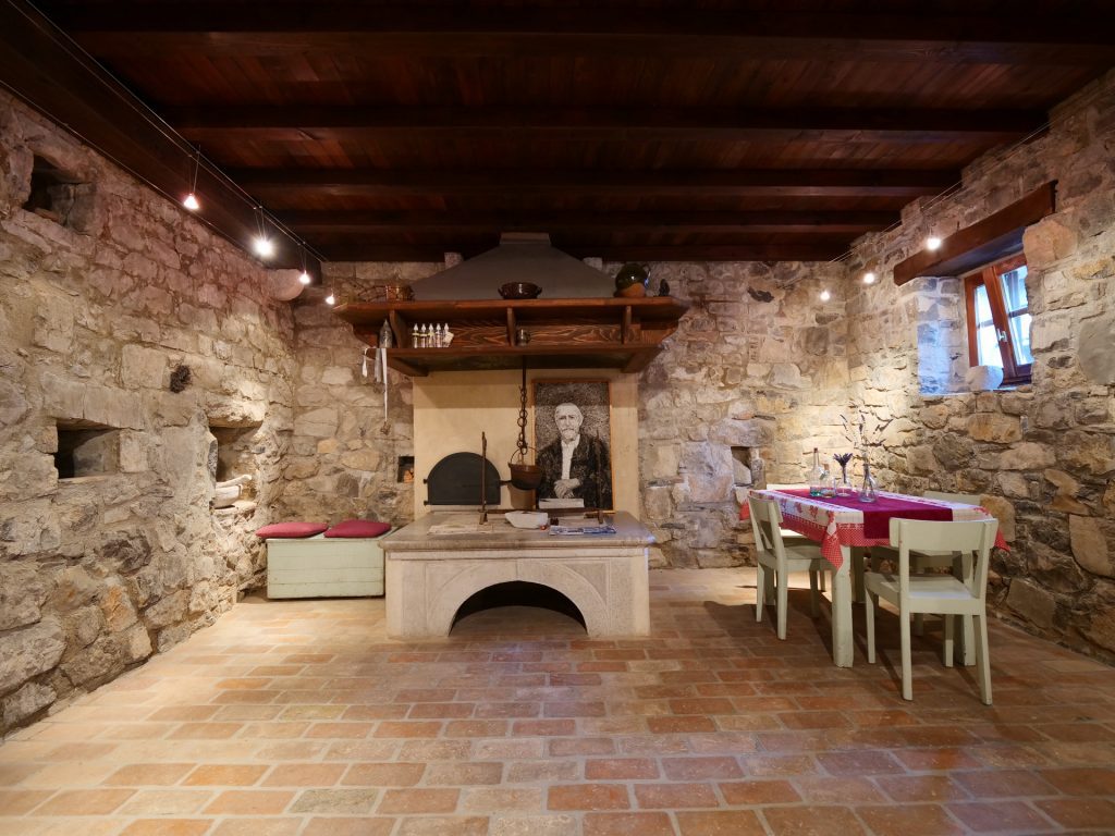 Coroncine di San Giovanni, la magia di Štanjel 8 Štanjel - L'interno di una casa tipica