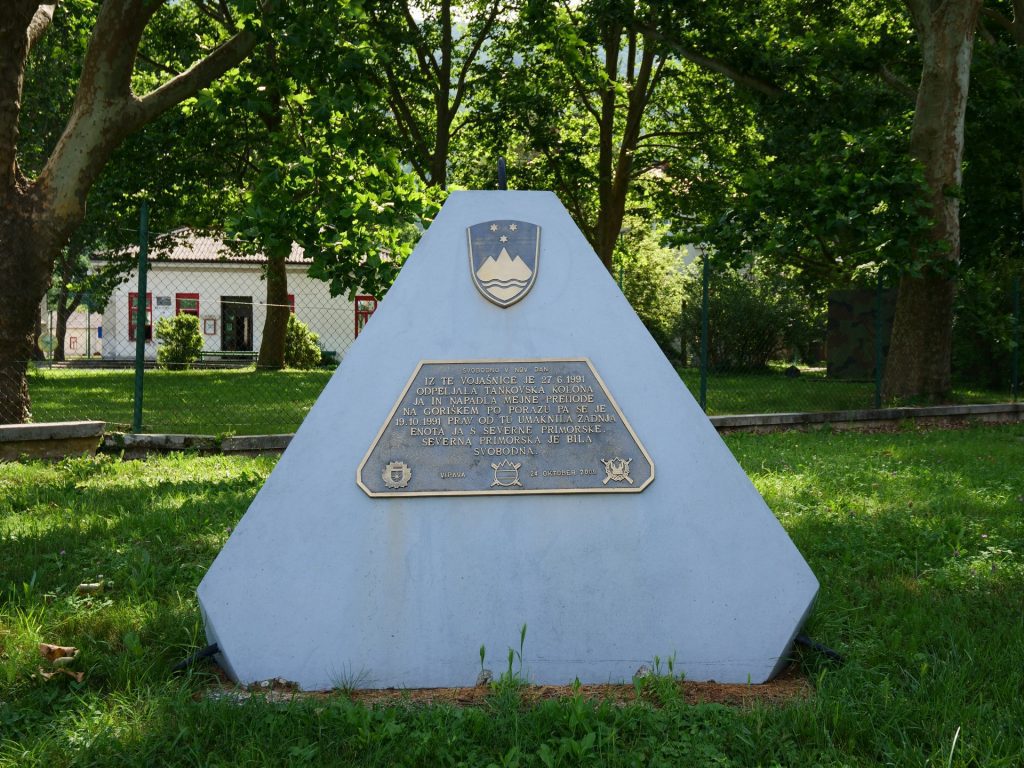 Storie, acque e vini: benvenuti a Vipava 7 Vipava - Monumento alla guerra dei 10 giorni