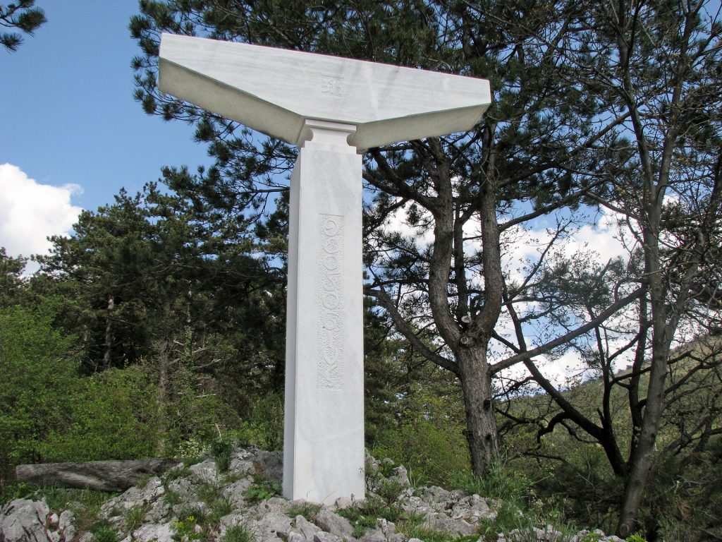 Storie, acque e vini: benvenuti a Vipava 5 Vrhpolje - La croce di Teodosio (Teodozijev križ)