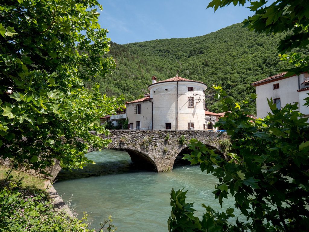 Storie, acque e vini: benvenuti a Vipava 10 Vipava - Il Tabor col ponte di pietra