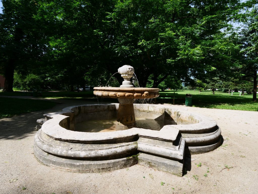 Storie, acque e vini: benvenuti a Vipava 13 Vipava - La fontana nel parco Lantieri