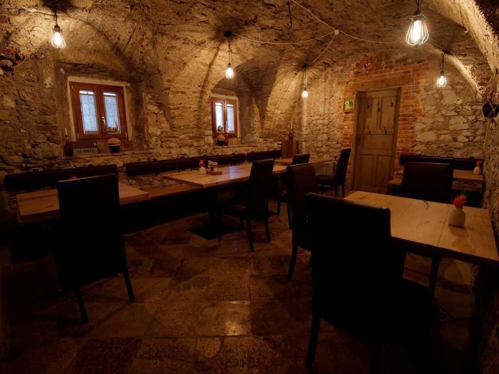 Storie, acque e vini: benvenuti a Vipava 21 Vipava - Lo splendido interno della Gostilna Krhne
