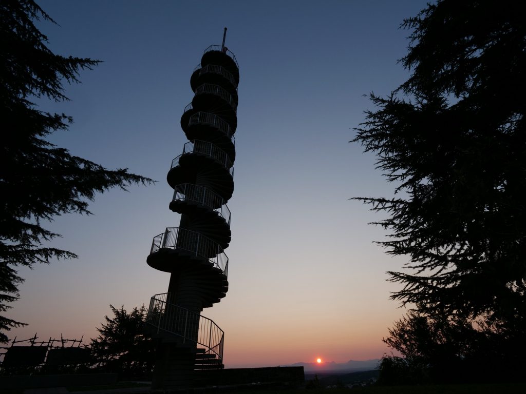 La torre panoramica di Gonjače, uno dei simboli di Goriška Brda.
In bicicletta lungo il confine.