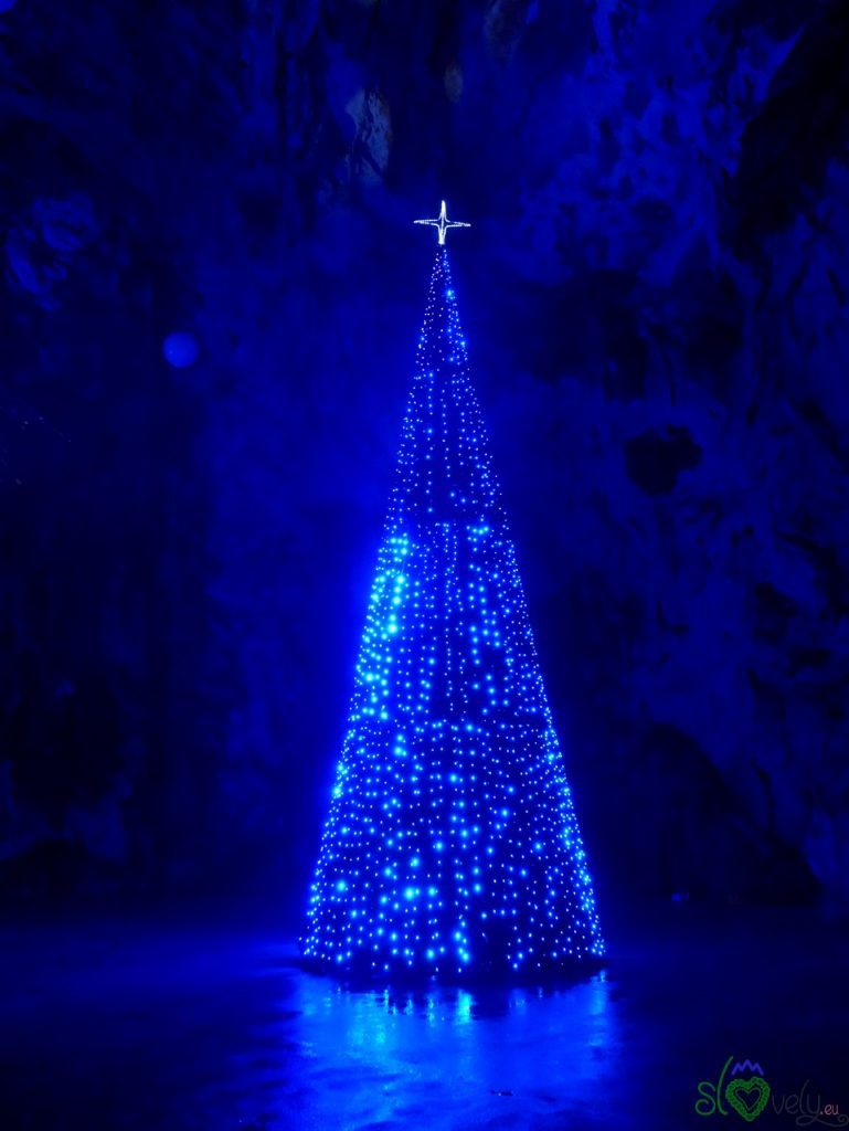 La magia del presepe vivente nelle Grotte di Postumia 11 L'albero di Natale delle grotte di Postumia