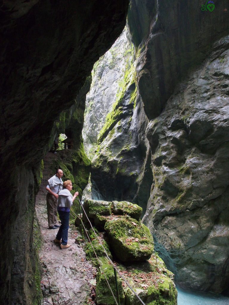 Tolminska korita: una meraviglia della natura 6 Il percorso pedonale scavato nella roccia sopra il torrente