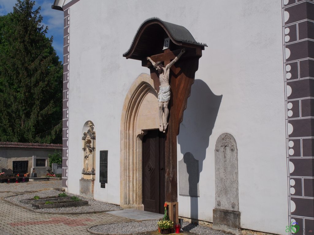 Tre chiese una accanto all'altra: Tri fare 6 Il portale gotico della chiesa dell'Addolorata
