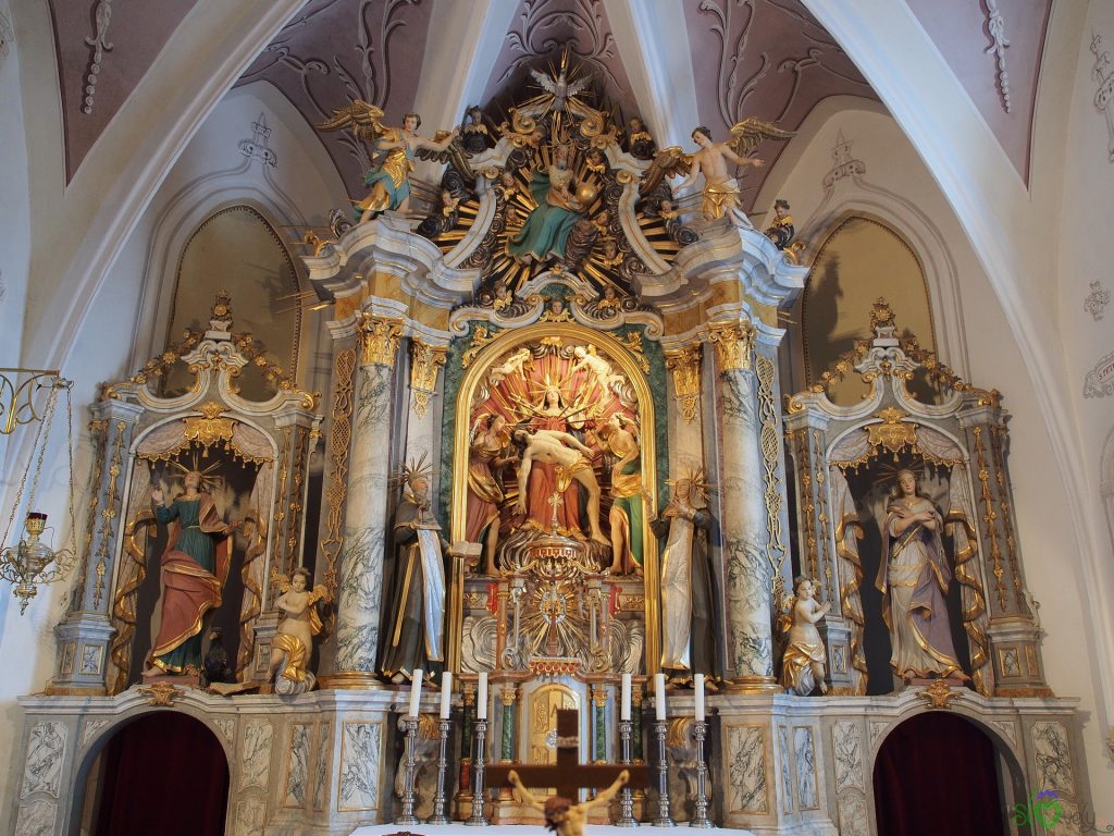 Tre chiese una accanto all'altra: Tri fare 7 L'altare principale