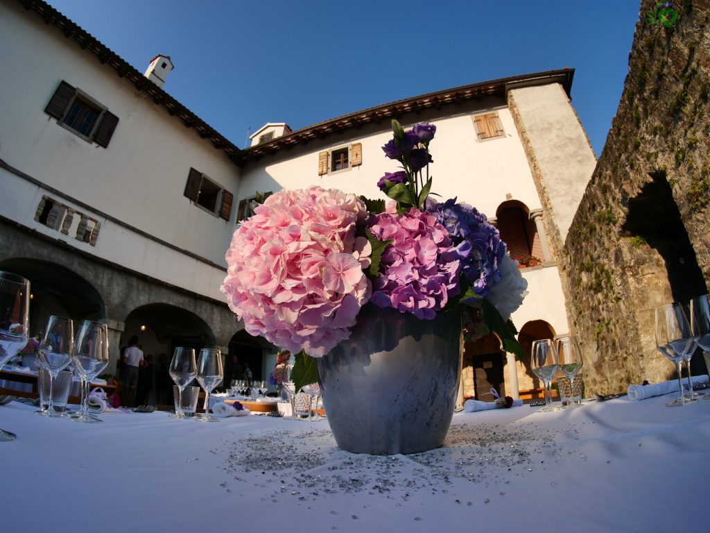 Cena segreta al castello di Prem 16 Splendidi fiori freschi addobbano la tavola