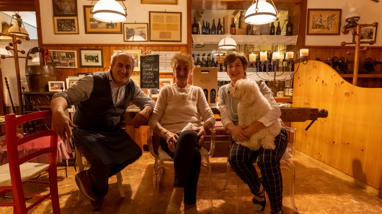 David, Bruna e Miriam Graunar nella loro trattoria Al Ponte del Calvario