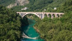 L'inconfondibile arco del Solkanski most sull'Isonzo.
