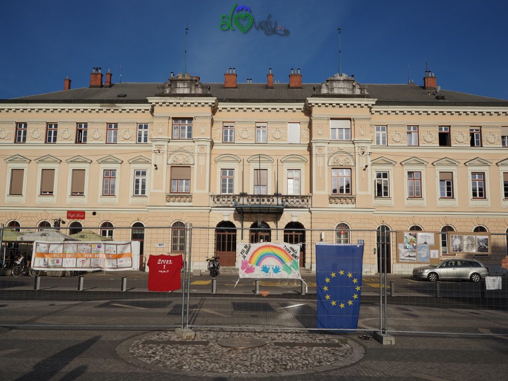 Nova Gorica: città di confine e Capitale Europea della Cultura 2025! 7 La Stazione Transalpina, con la piazza divisa.