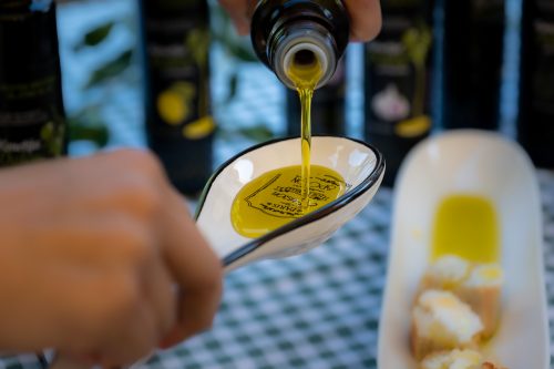 Degustazione di olio d'oliva extra vergine alla kmetija Dolenc.