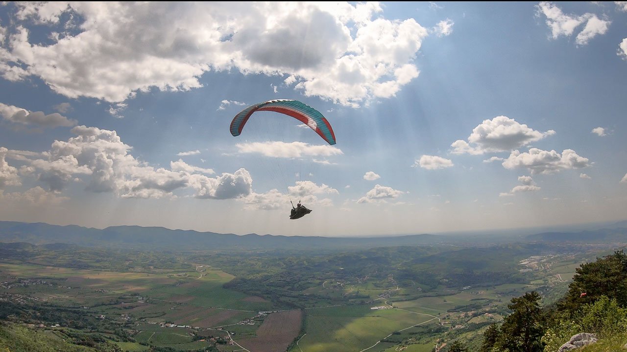 Parapendio sulla valle del Vipacco.