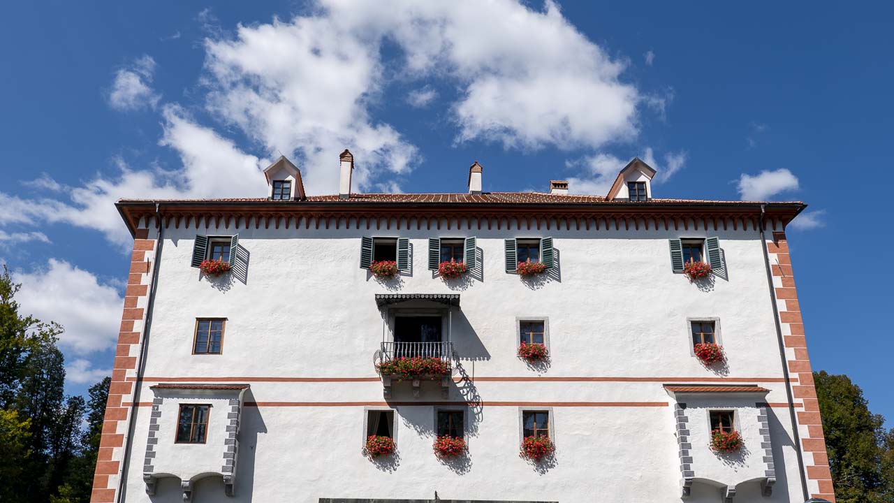 Il castello di Snežnik, simbolo della Loška dolina.