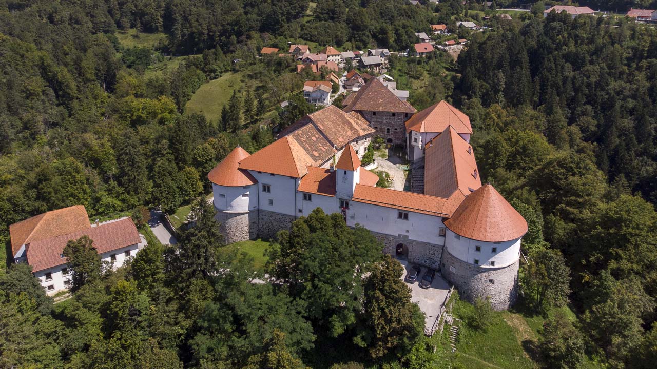 Grad Turjak a Velike Lašče.