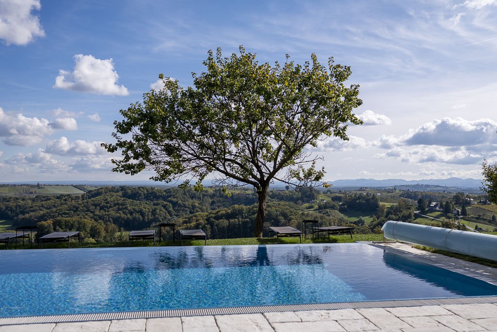 Alla scoperta della Prlekija tra vino e relax 9 La splendida infinity-pool dell'hotel Sibon a Jeruzalem.