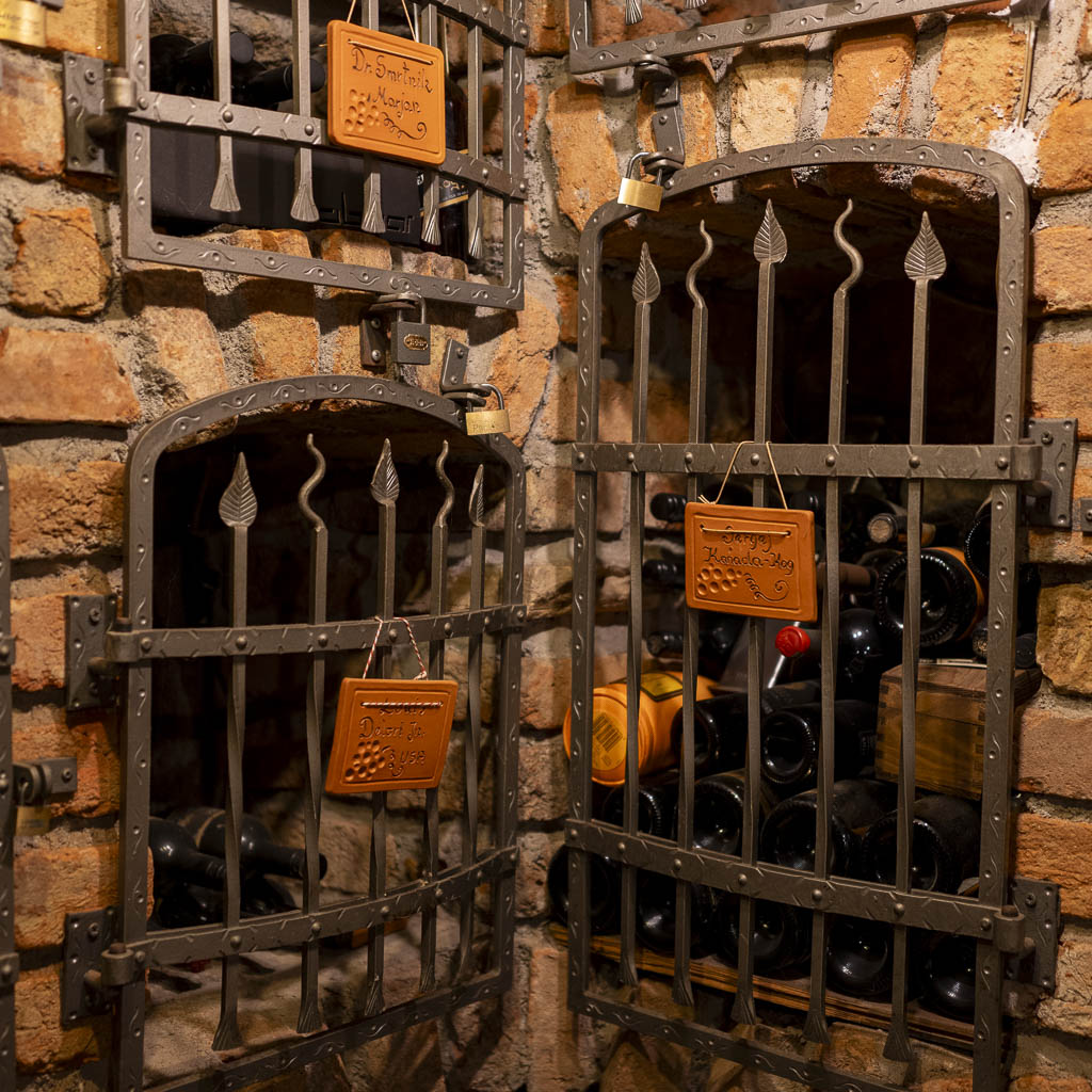 Alla scoperta della Prlekija tra vino e relax 27 Una super cantina con i vini sotto chiave per gli ospiti speciali!