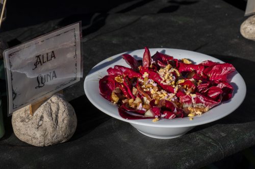 L'insalata di rosa di Gorizia, aceto e ciccioli preparata dalla trattoria Alla Luna di Gorizia.