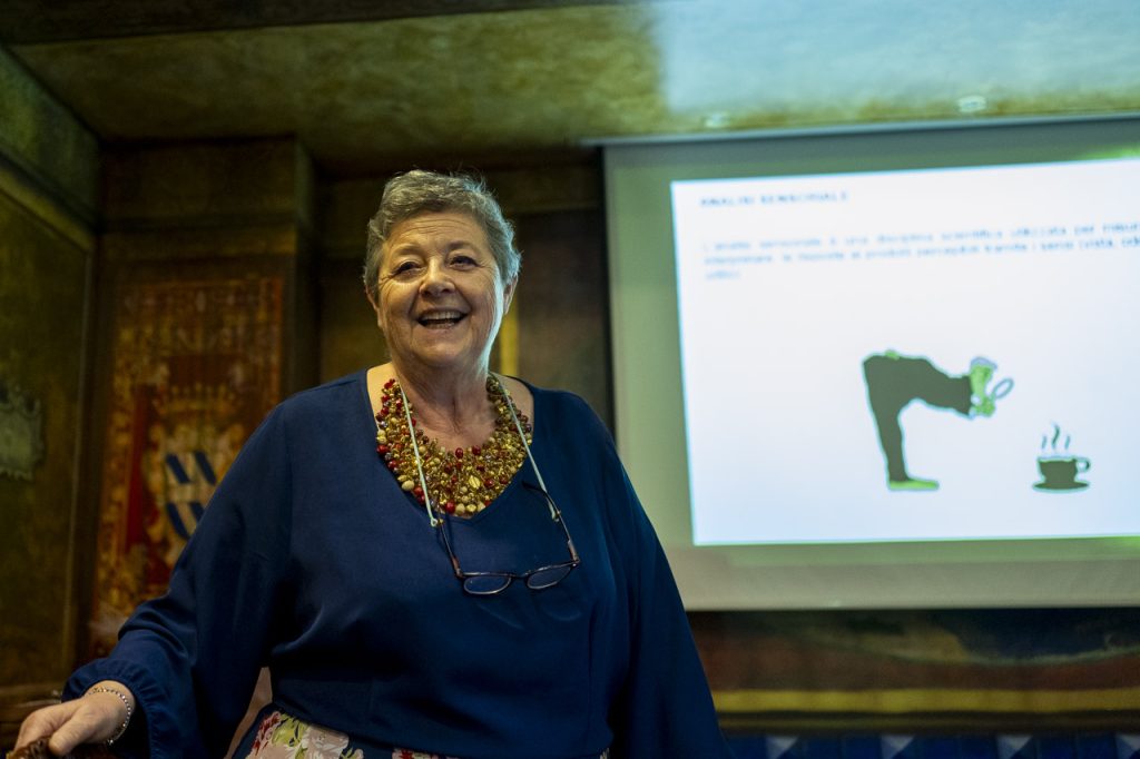 Festival della Malvasia di Portorož – Portorose, gusto raffinato del Mediterraneo 8 La spumeggiante Liliana Savioli durante il suo workshop sull'olfatto.