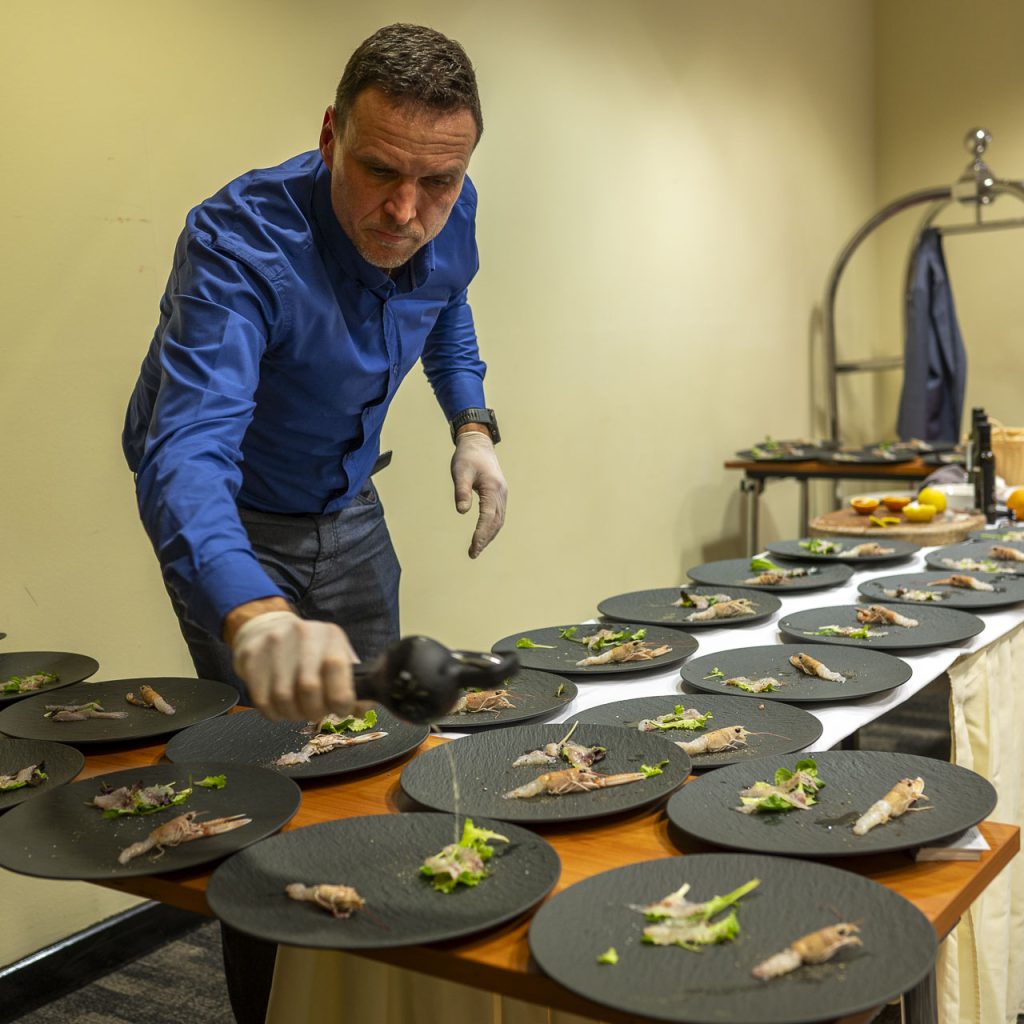 Festival della Malvasia di Portorož – Portorose: alla scoperta del vino dal tocco mediterraneo 13 Chef Gregor Kocjančič al lavoro.