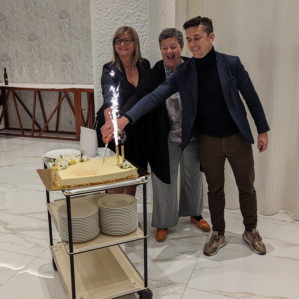 Festival della Malvasia di Portorož – Portorose: alla scoperta del vino dal tocco mediterraneo 11 Ingrid Mahnič, Liliana Savioli e Borut Fakin di Vinakoper festeggiano il successo del Festival della Malvasia 2024.