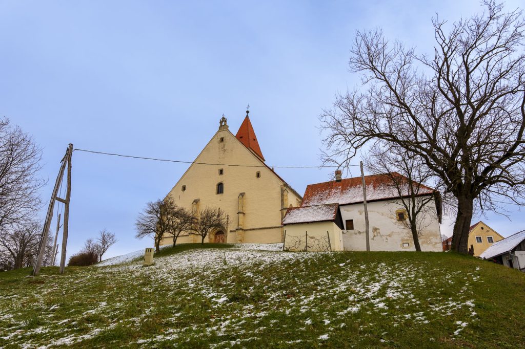 Slovenske gorice: un mondo da scoprire nella Slovenia orientale 17 La chiesa dei Re Magi a Sveti Trije Kralji con accanto la foresteria.