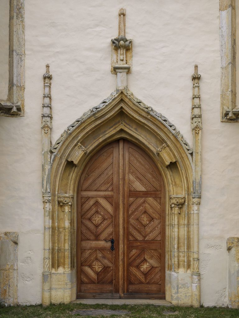 Slovenske gorice: un mondo da scoprire nella Slovenia orientale 15 Uno dei portali della chiesa dei Re Magi.
