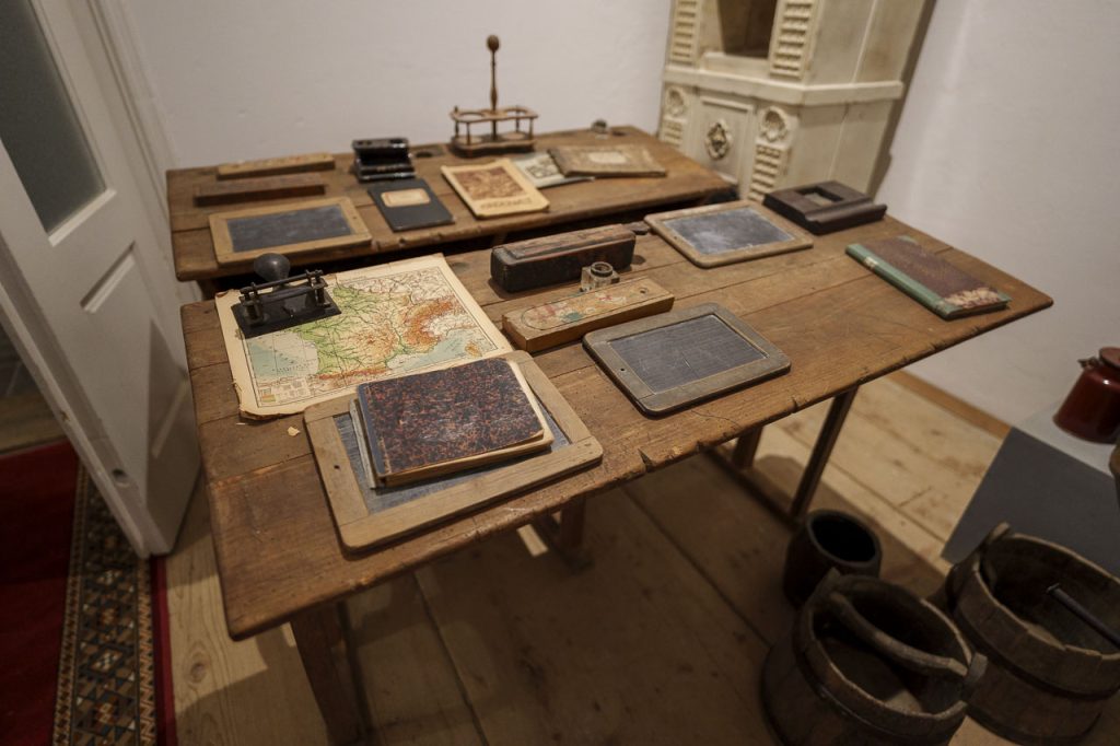 Slovenske gorice: un mondo da scoprire nella Slovenia orientale 18 Gli antichi banchi di scuola della collezione Rajh.