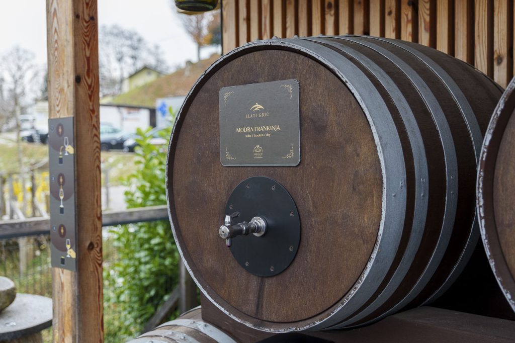 Slovenske gorice: un mondo da scoprire nella Slovenia orientale 25 Una delle botti della fontana del vino di Vodole.
