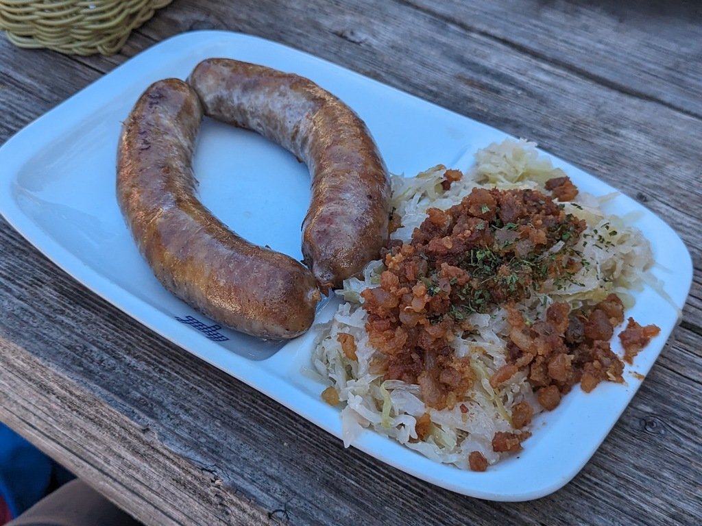 Velika Planina: idillio ad alta quota 15 Pečenica, crauti e ciccioli: il tipico piatto da rifugio!