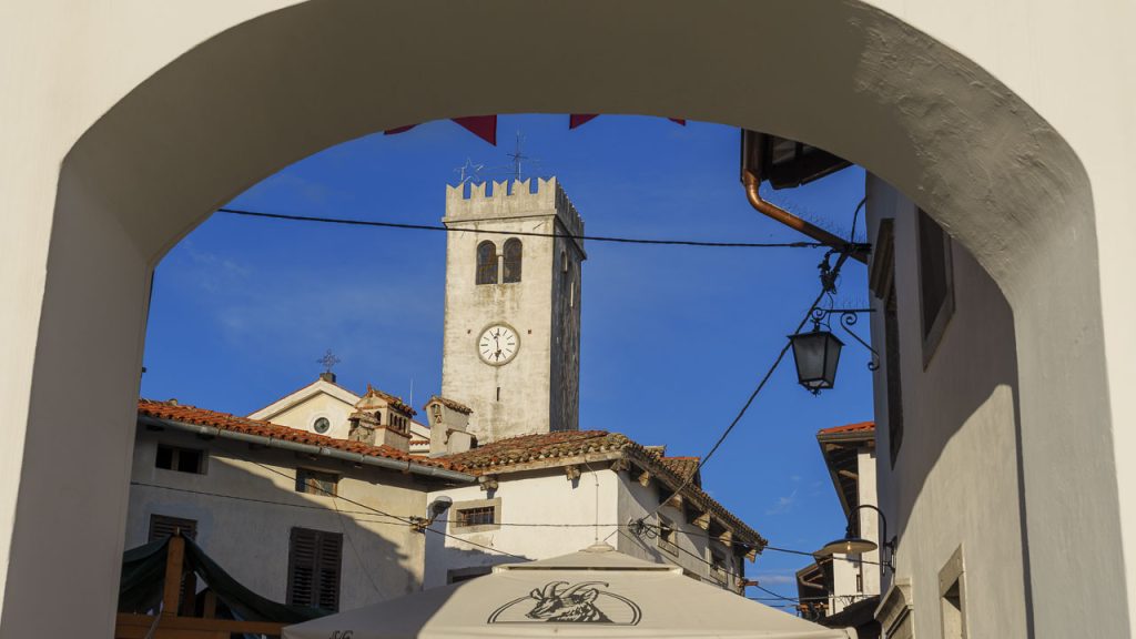 Brda & Vino a Šmartno: perché è un evento da non perdere 2 Il bordo medievale di Šmartno fa da sfondo a Brda & Vino.