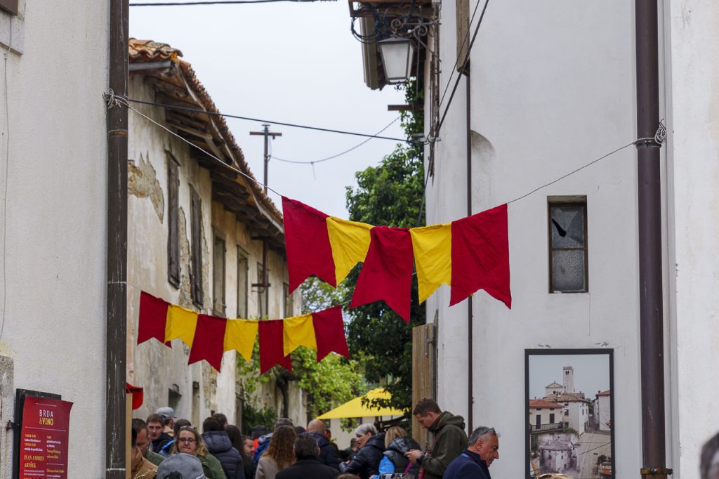 Brda & Vino a Šmartno: perché è un evento da non perdere 3 Le viuzze di Šmartno sono una location perfetta per Brda & Vino.