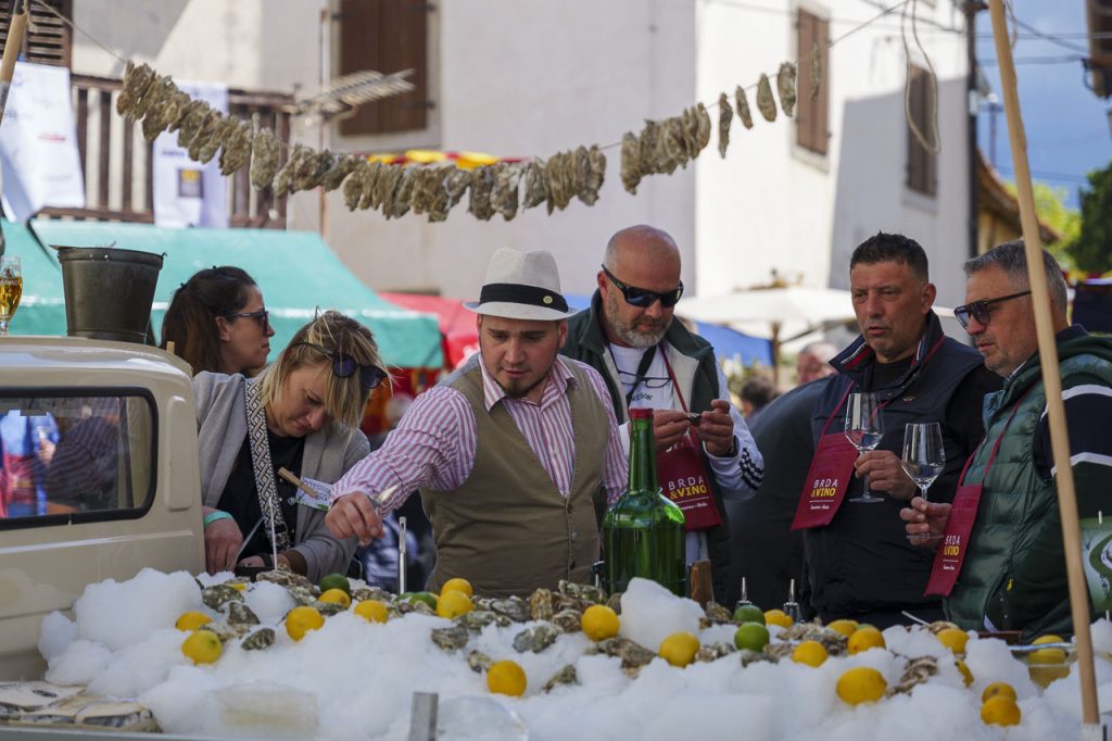 Brda & Vino a Šmartno: perché è un evento da non perdere 4 Prelibate ostriche con vino di Brda: accoppiata perfetta!