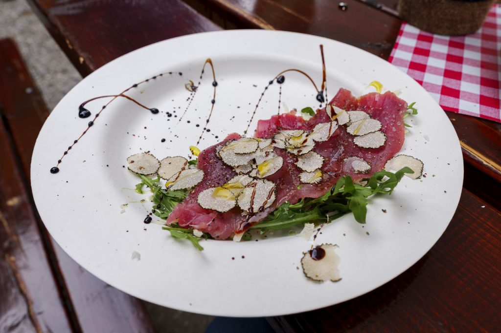 Brda & Vino a Šmartno: perché è un evento da non perdere 5 Carpaccio di manzo con tartufi istriani: anche questo è Brda & Vino.