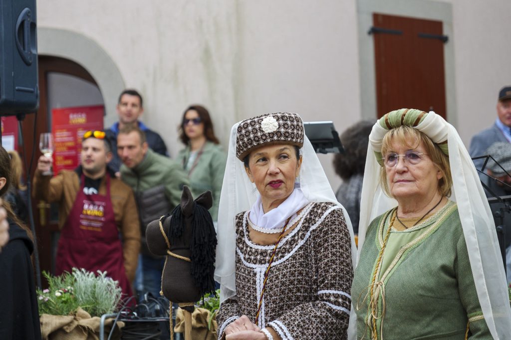 Brda & Vino a Šmartno: perché è un evento da non perdere 8 Due splendide signore del gruppo “Il danzar gioioso” a Brda & Vino.