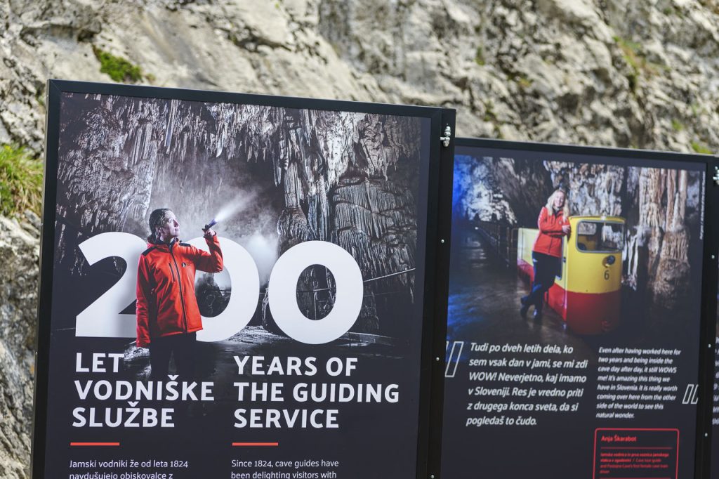 La mostra fotografica per i 200 anni di visite guidate allestita all'esterno delle grotte di Postumia.