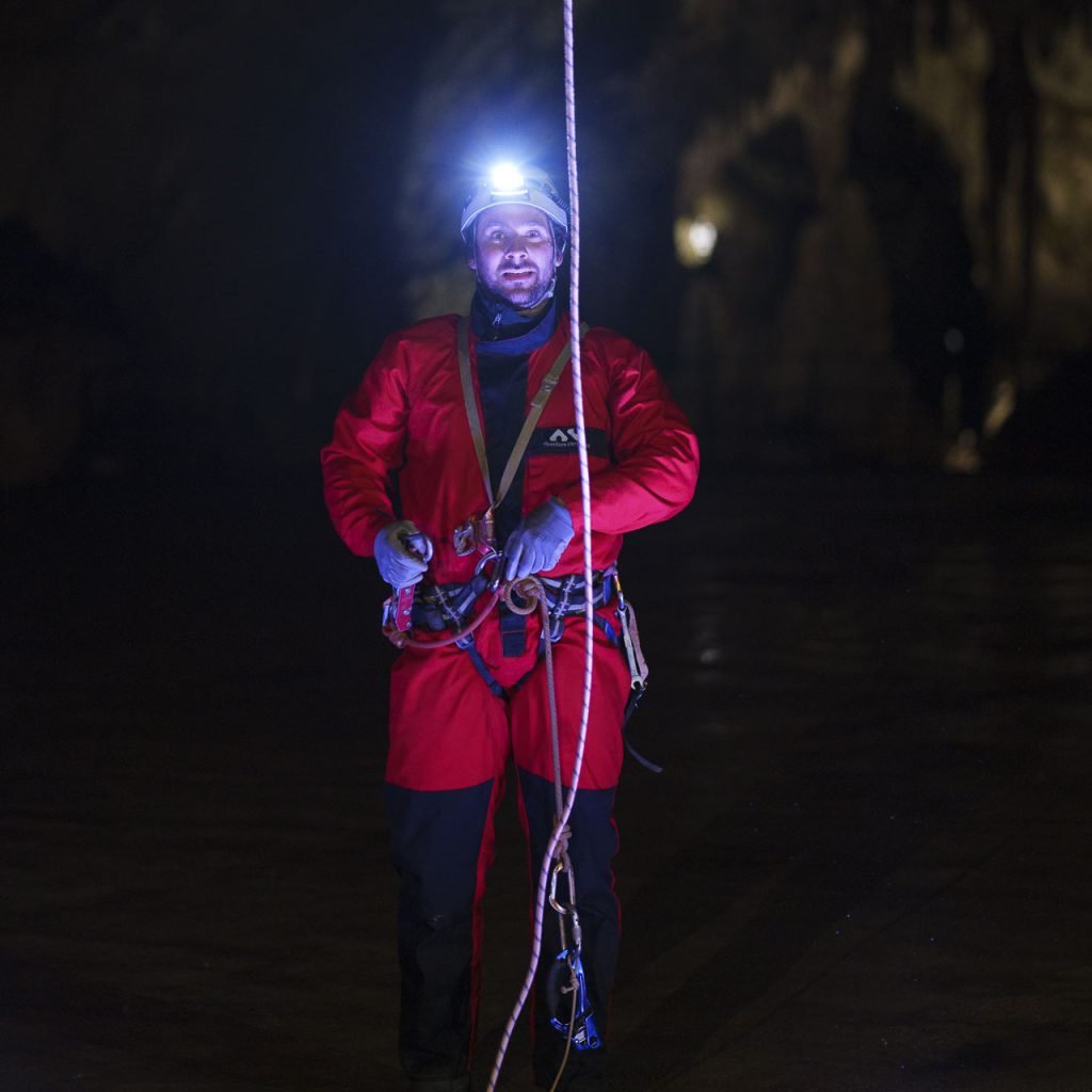 Una guida speleologica ci fa una prova dimostrativa.
