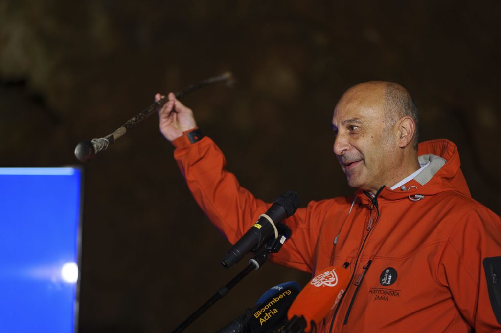 Il direttore delle Grotte di Postumia, Marjan Batagelj, mostra un antico attrezzo delle guide.