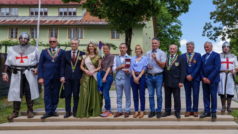 Salon Sauvignon a Ptuj: evento imperdibile per gli amanti del vino 16 Organizzatori, vincitori, reginetta e cavalieri di Salon Sauvignon.